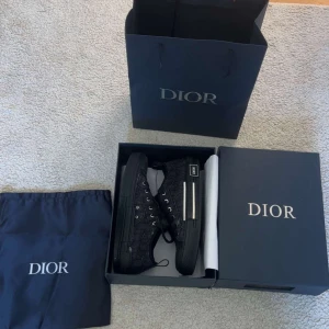 Dior b23 - Dior b23 svarta storlek 44, pris kan diskuteras vid snabb affär , låda påse mm tillkommer 