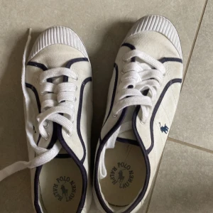 Vita sneakers storlek 39 - Priset går att diskuteras