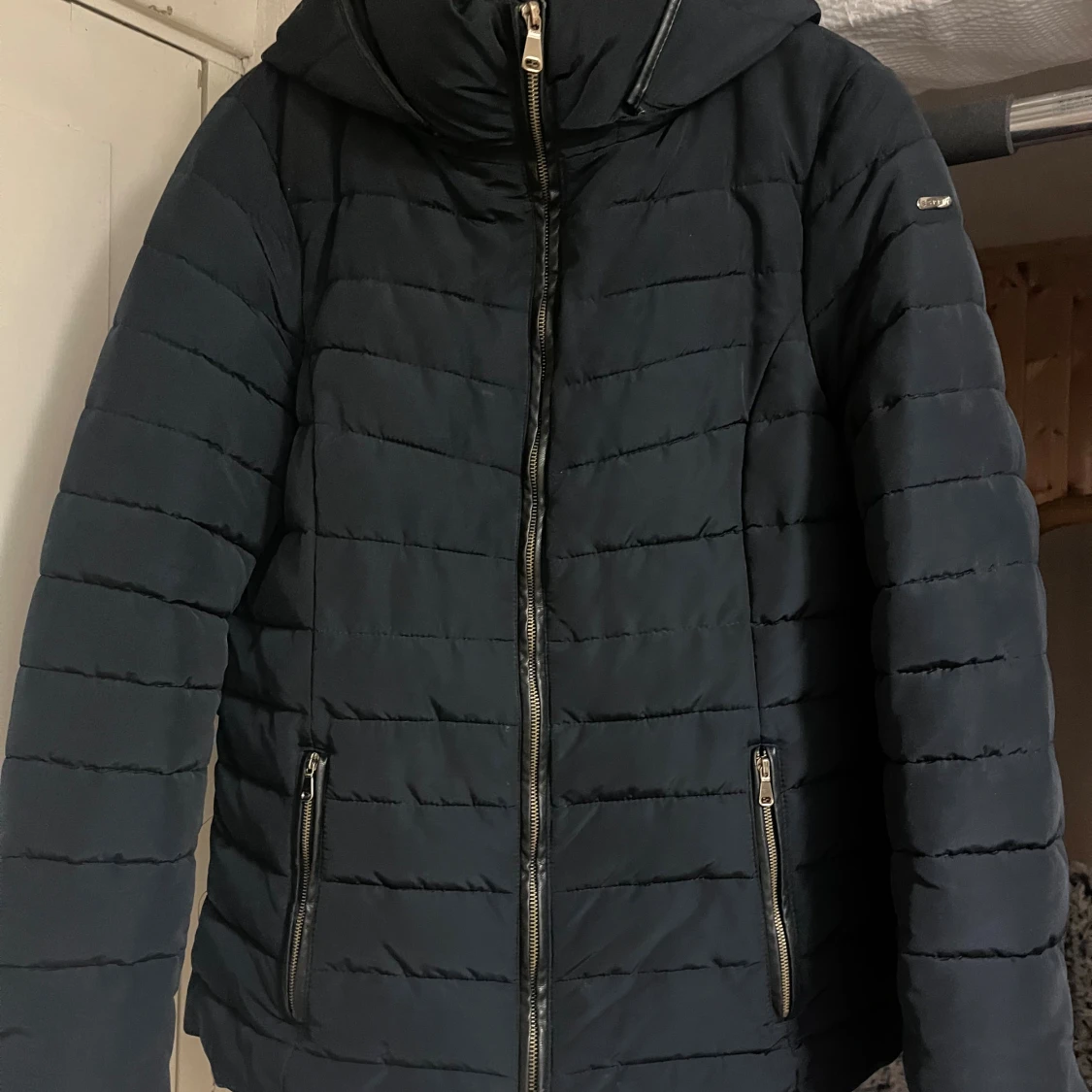 Blå pufferjacka med huva