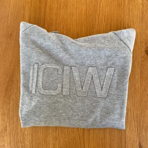 Hoodie ICANIWILL - Hoodie från ICANIWILL.   Rensar ur min garderob från en hel del oanvända kläder🌼 Om du ser något mer i min profil som du gillar så skickar jag med det till dig också!😊 Fler kläder kommer! 