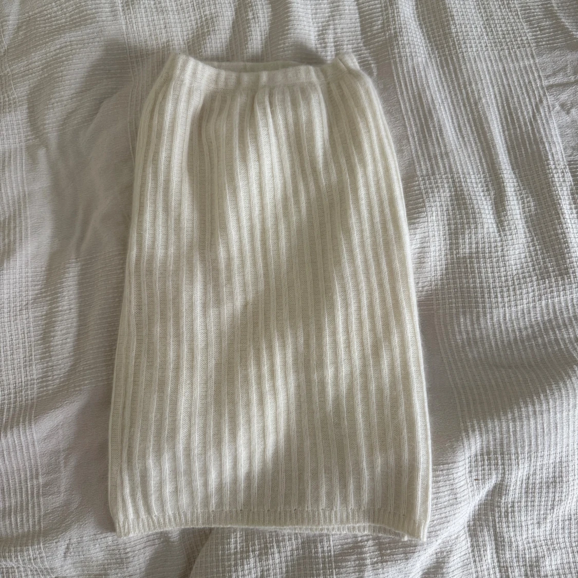 Vit ribbad stickad kjol