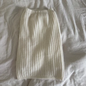 Vit ribbad stickad kjol - ❣️Obs!! Reser från den 11/9-12/10 och kommer ej ha möjlighet att skicka något då, så passa på ☺️ priset kan ofta diskuteras ❣️.                       Supermysig vit stickad kjol med ribbat mönster och mjukt foder på insidan. Kjolen har en elastisk midja och är perfekt för dig som gillar en enkel men stilren look. I mycket bra skick. Uppskattad storlek S