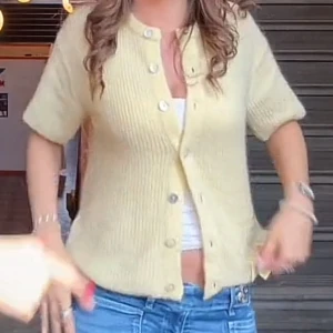 Gul cardigan me korta ärmar från Gina💛 - Superfin ljusgul stickad kofta från Ginatricot, knappast använd! 