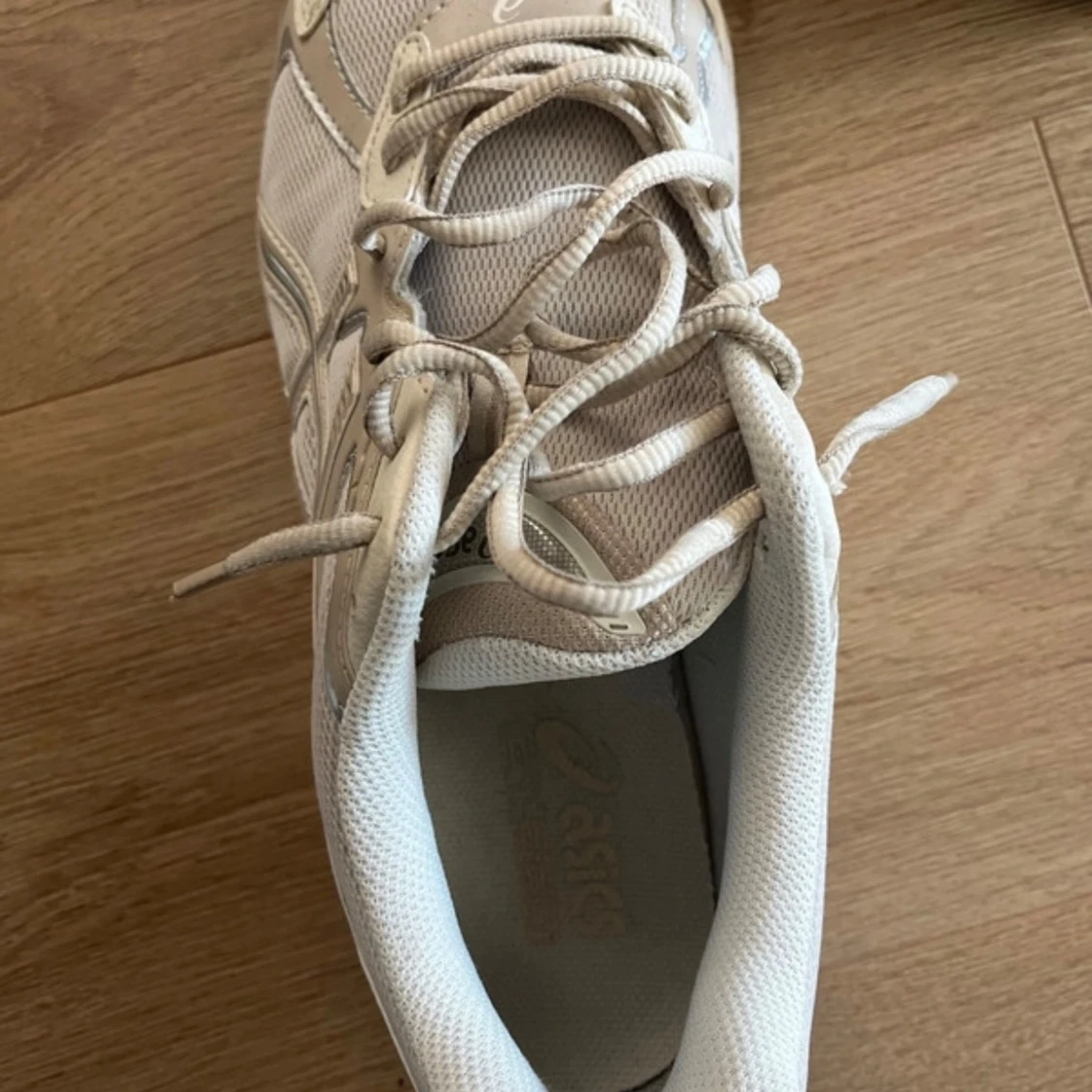 Vita sneakers från Asics - 2