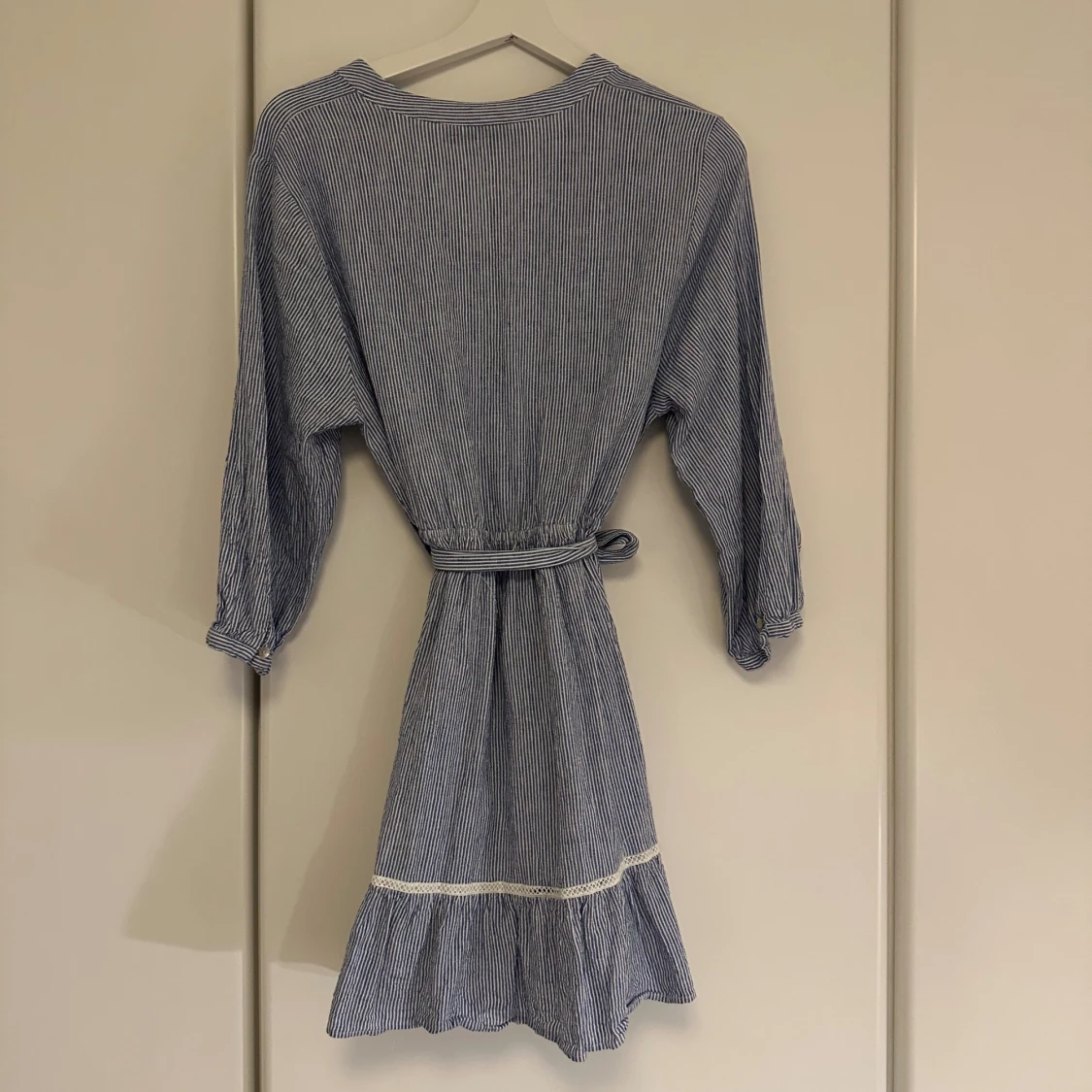 Randig blåvit kortklänning från Zara - 1