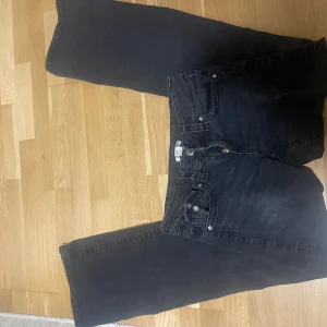Low waist bootcut  - Svarta jeans från Gina tricot. Väldigt bra skick och använda några gånger. Pris kan diskuteras
