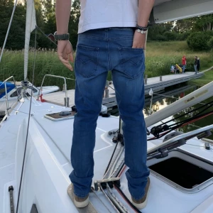 Replay jeans - Säljer dessa helt nya, oanvända Replay jeans i modellen Mickym! Modellen på bilden är 176cm och väger 67kg. Storlek; w31 l32. Nypris är 1699kr, mitt pris 899kr! Hör av er vid funderingar!