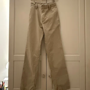 Beiga chinos med raka ben - Snygga beiga chinos med raka ben och är långa!!💗Köpta i New York, så går tyvärr inte att få tag i. Sitter riktigt snyggt och perfekta för alla tillfällen🤍Står ingen storlek, men passar XS-S, jag är 175 och de är långa på mig. Köpta för cirka 1200 kr. Använda men är i väldigt bra skick💗