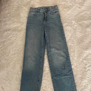 90s straight jeans från Bik Bok - Säljer ett par klassiska blå 90s straight jeans från Bik Bok. De har hög midja och raka ben. 