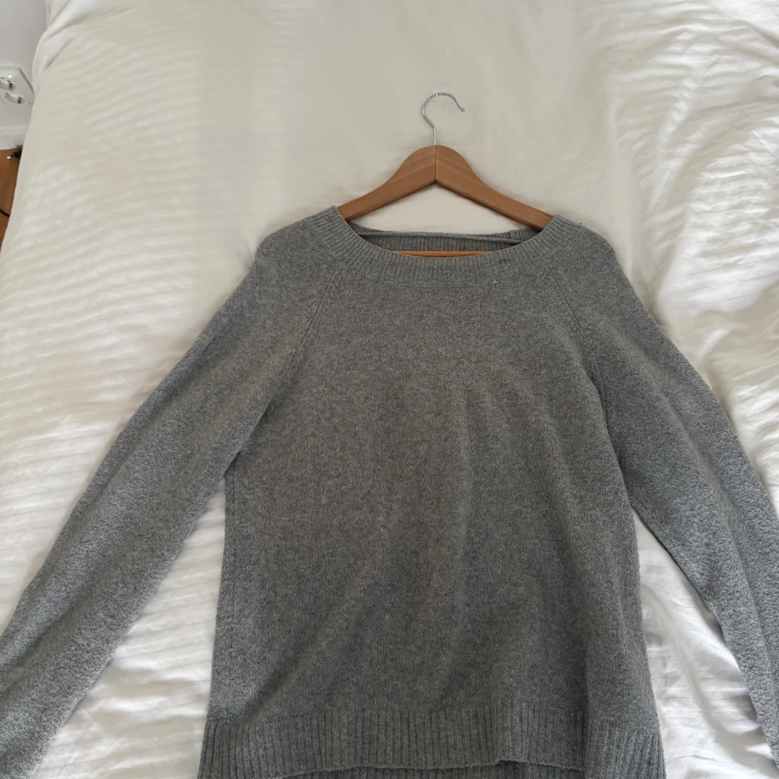 Grå stickad tröja i kashmir