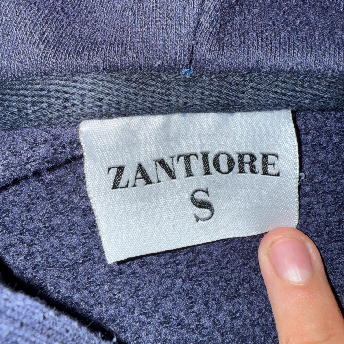 Mörkblå hoodie från Zantiore med tryck - 1