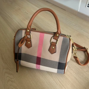 Rutig handväska med bruna detaljer - Snygg handväska 