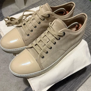 Beigea Lanvin - Fräscha Lanvins i en unik färg som inte säljs längre. Riktigt sköna till hösten och är i bra skick utan skavanker. 8,5/10 skick imo, Storlek 47 och passar dig med 47 eller större. Vid frågor kontakta mig, byten ej intressant! Kvitto kan möjligtvis fixas vid efterfrågan.