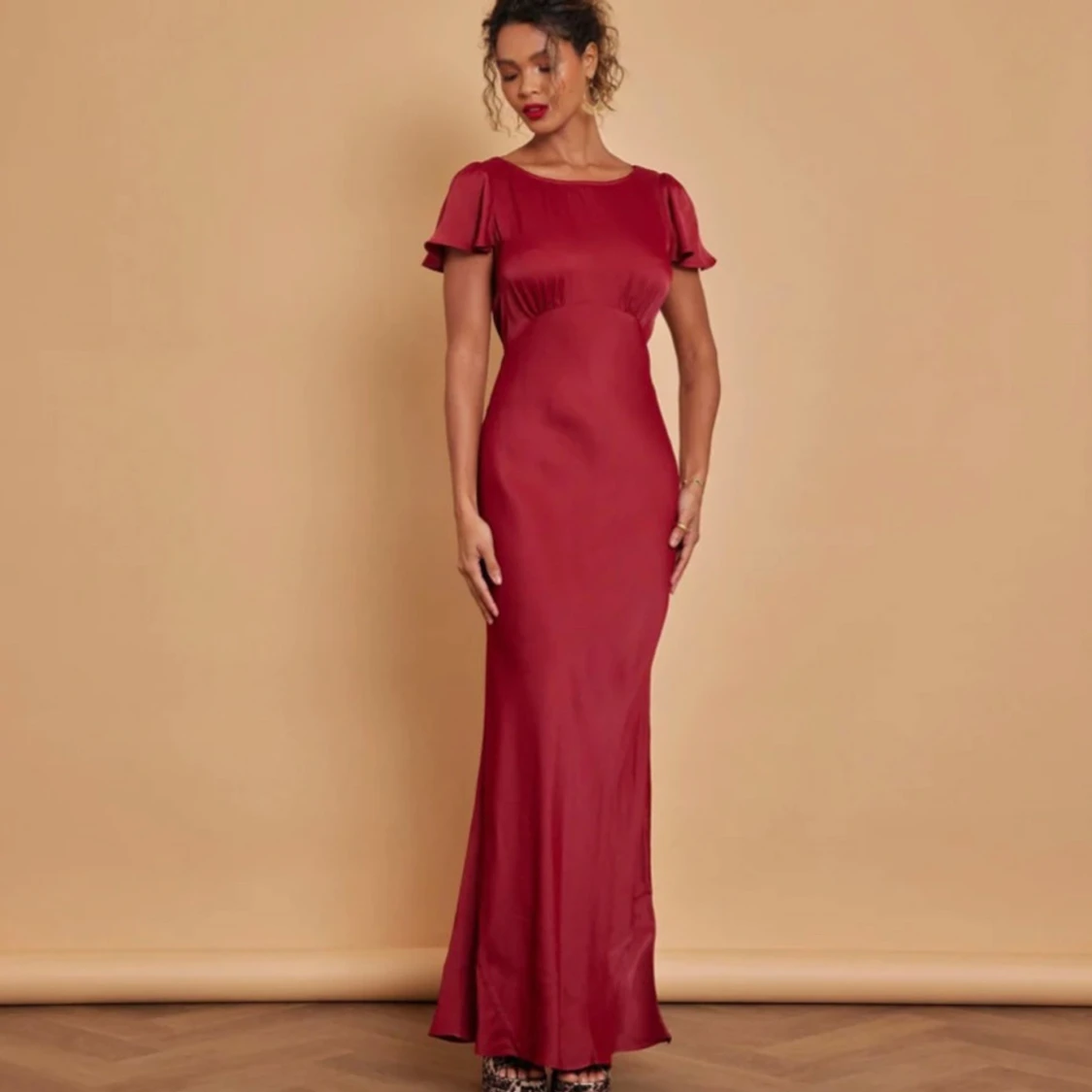 Vinröd balklänning med öppen rygg - 1