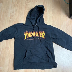 Svart thrasher Hoodie - Snygg svart thrasher hoodie utan defekter, storlek M.       Vet inte Vrf bilderna blev upp och ner aja