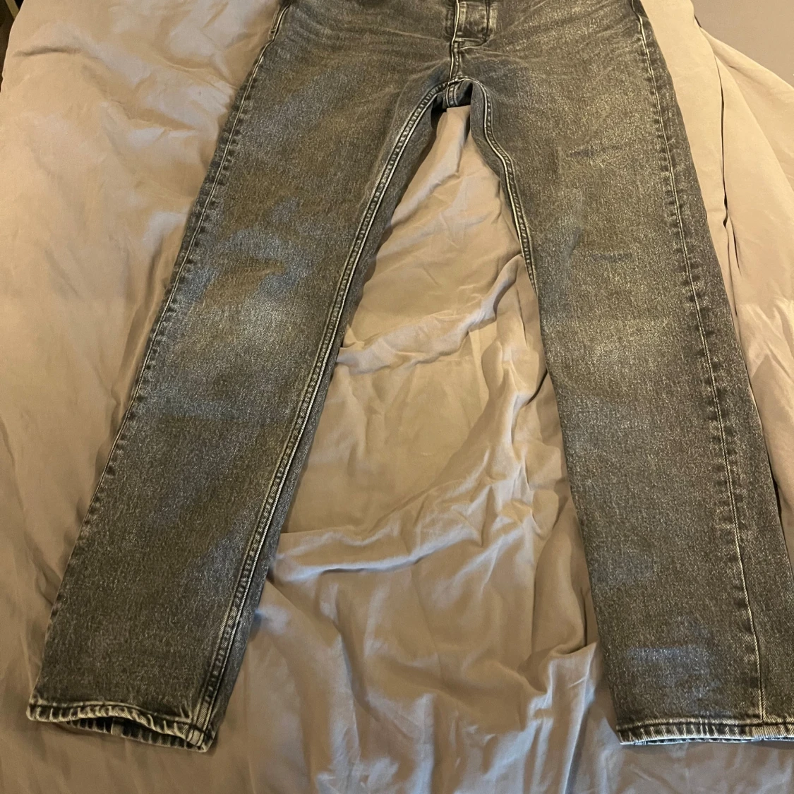 Svarta Ray Straight jeans från Neuw