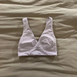 Ljuslila sporttopp lululemon  - Ljuslila sporttopp från lululemon med inbyggda pads. Har kortet som man får när man köper toppen. 