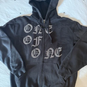One of One zip hoodie - Säljer denna ziphoodie från One of One. Storlek M, endast använd fåtal gånger och i super fint skick. Har små fläckar från blekning på armen och ryggen som man kan se på bilderna. På magen finns två små fläckar som går bort i tvätten. 450 kr + frakt! Vid fler frågor, etc skriv privat 🙏🏼🏄🏽‍♀️💐🙌🏼✌🏼🩷🫰🏼