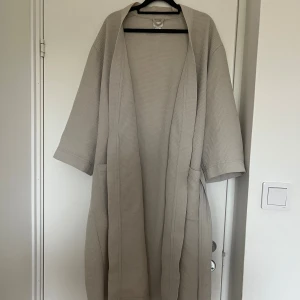 Morgonrock från H&M - Säljer en greige morgonrock från H&M i storlek S/M. Finns någon enstaka fläck som knappt syns, ej provat att behandla dessa.