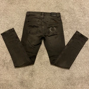Nudie jeans - Tjena! Säljer ett par riktigt feta gråa nudie jeans för bra pris! De har en liten defekt på bakficka som ni kan se och är därför en anledning att sänka priset på de. Storleken är 28/32 och sitter perfekt👌🏼 PRIS KAN DISKUTERAS!