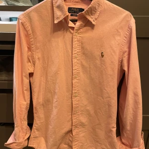Ljusrosa skjorta från Polo Ralph Lauren - Bra skick, 10/10, postar fort, passar mellan 170-180, skriv vid intresse av köp😃