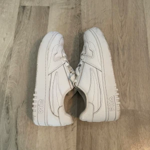 FILA vita sneakers – snygga +  superbekväma - Trendiga vita sneakers i klassisk design. Lätta, bekväma och perfekta för både vardag och fritid. En hållbar livsstil! 