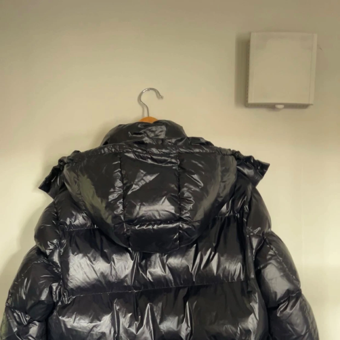 Svart pufferjacka med huva - 1