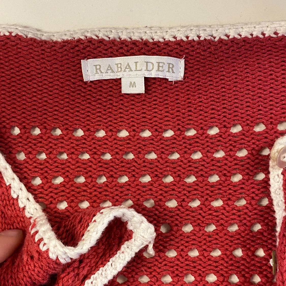 Röd/rosa kofta från Rabalder med vita detaljer - 2