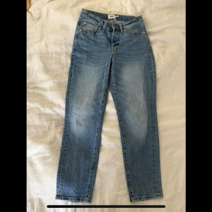 Blå raka jeans från lager 157, stl S - Snygga blå jeans från 157 i rak modell med klassisk femficksdesign och knappgylf. Jeansen har en normal passform och är tillverkade i slitstarkt denimtyg av bomull. Perfekta till en avslappnad stil och funkar året runt.