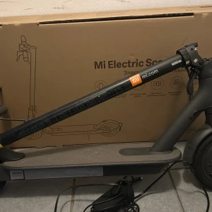 Mi electric scooter essential - En elscooter som är köpt men för det mesta har stått i min källare. Elscootern har en max hastighet på 20km/h och en räckvidd på 20km. Allt är fullt fungerande och som ni ser på bild 3 så har den endast gått drygt 30km. Laddare Ocu box medföljs. 