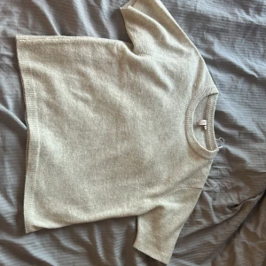 Beige stickad kortärmad topp - En kortärmad stickad tröja från Nelly i strl S . Köpte den för längesen men är bara använd en gång, varan säljs inte längre.