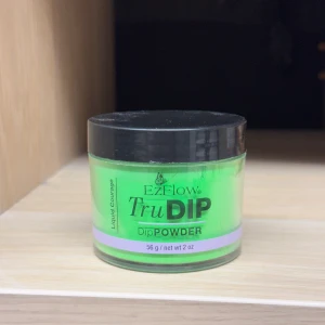 EzFlow TruDIP Dip Powder grön - EzFlow TruDIP Dip Powder i färgen Liquid Courage är ett dipping powder för naglar. Kommer i en rund burk på 56 g. Har lite smuts på förpackningen pga att den legat med öppnade burkar, men ingen problem med produkten. 