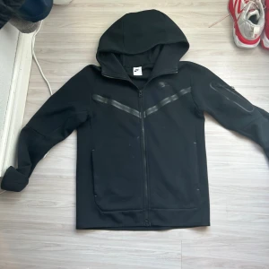 2 Tech fleece - Säljer en svart och en grå tech fleece som båda har fint skicka. Köper man båda 2 tsm så blir de ba 600 men var för sig 400kr st