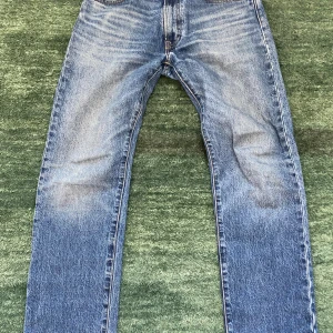 70 tals Levi's 551’Z blå jeans straight fit - Säljer dessa Levi's 551 jeans i blå denim med straight fit. Jeans model är en remake från ett par äldre Levis jeans från 70 talet. Jeansen finns inte kvar på någon affär. Nypris 1349kr mitt pris 599kr. Fråga på angående passform eller pris! 