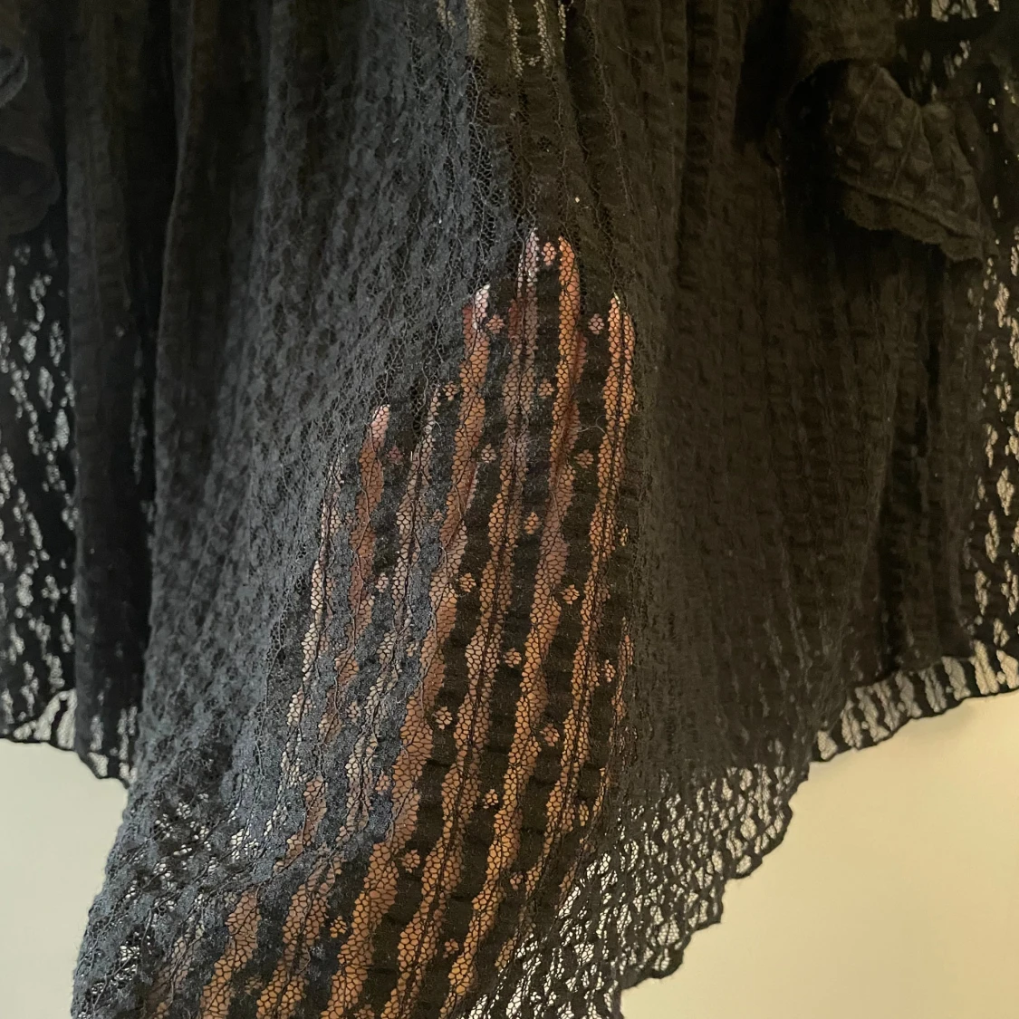 Svart spetsblus med volangdetaljer - 1