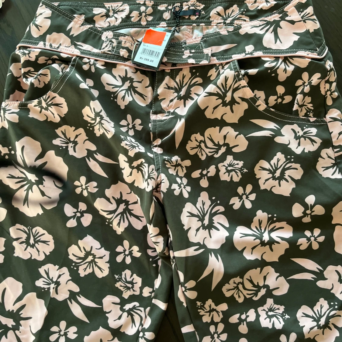 Bruna blommiga shorts med bälte - 1