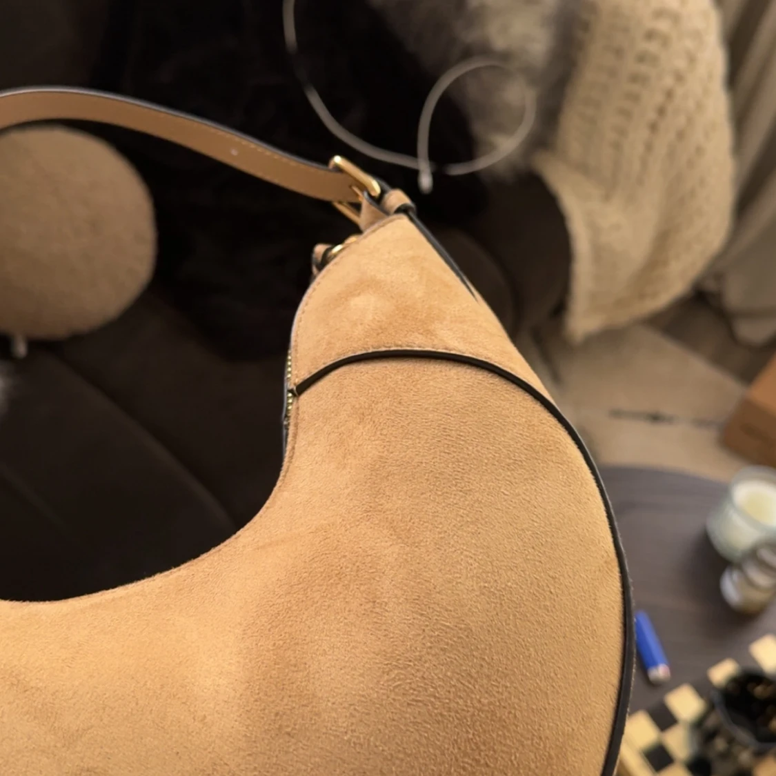 Beige axelväska i mocka - 2