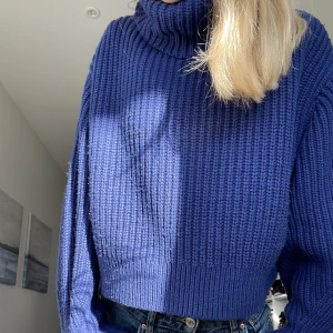 Blå stickad tröja med krage - Säljer denna superfina marinblåa stickade tjocktröjan med krage💕 Den är i strl xs/s❣️ Super skönt material😻obs, inte min bild