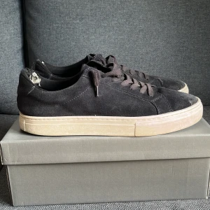 Svarta mockasneakers från Vagabond - Svarta sneakers från Vagabond i mocka med beige platt sula och klassisk snörning. Tveka inte på att höra av er om funderingar👍😁