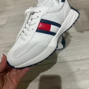 Vita sneakers från Tommy Hilfiger - Använd inte 