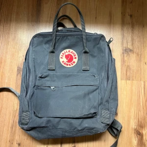 Mini ryggsäck från Fjällräven - Väl omhändertagen, inga hål, eller större slitningar! Nytt pris 1200kr mitt pris 300kr men pris kan diskutera 