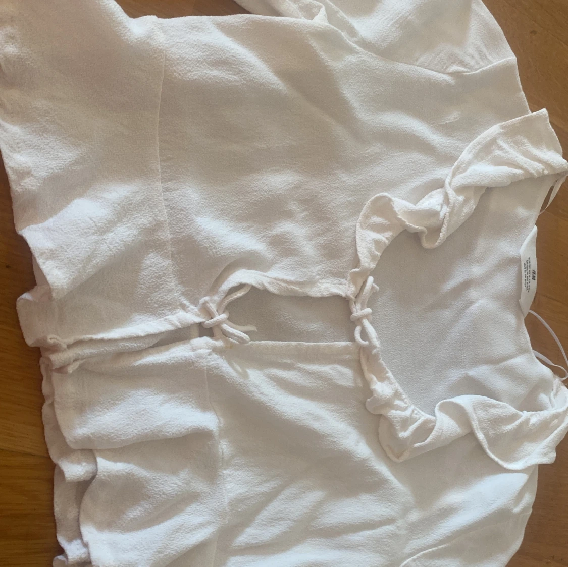 Vit långärmad blus med volang - 1