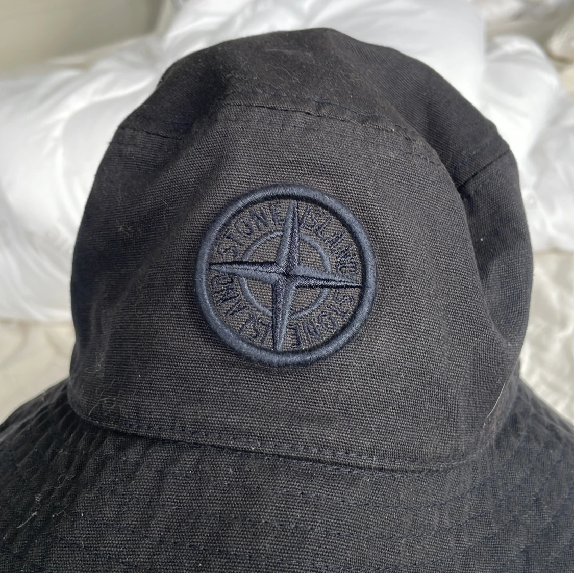 Svart bucket hat från Stone Island