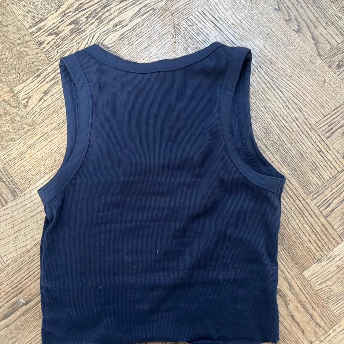 Mörkblått ribbat HM linne - 3