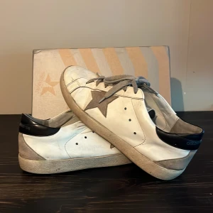 Golden goose strl 43 - Tja säljer nu ett par golden goose i använt skick, jag har använt dem ett tag och funkat riktigt bra för mig, skavanker och defekter finns men med tanke på priset så följer sånt med/ Amadeus 