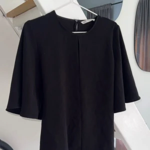 Blusar 2 stycken - Paketpris. En blus från Zara med snörning som du kan knyta fram eller bak. En tunnare blus från vero moda med tagen kvar. Båda i storlek M ( ganska små i storlekarna ) passar en S bättre.