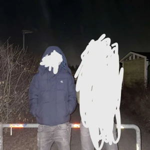 Mörkblå pufferjacka från Calvin Klein - Säljer en mörkblå pufferjacka från Calvin Klein med huva och broderad CK-logga på bröstet och ärmen. Jackan är quiltad och har en klassisk pufferlook som håller dig varm under kalla dagar. Perfekt för dig som vill ha en stilren och enkel vinterjacka.