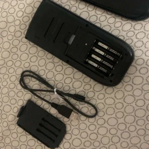 TI-84 Plus Texas Instruments - Kraftfull grafritande miniräknare perfekt för matte, fysik och programmering. Passar dig som pluggar på gymnasiet eller universitetet. USB-kabel och batterilucka ingår. Enkel att använda och populär bland studenter!