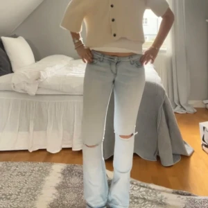 Miss sixty jeans! - Så snygga lågmidjade miss sixty jeans! Så perfekta! Tyvärr har dem blivit för små. Dem har proffesionellt fixade hål på bild 5, sen ett pytte hål som jag sytt ihop själv(se bild 4). Annars perfekt skikt! Midjemått:37cm och innerbennslängden:83cm❤️ waist 26!