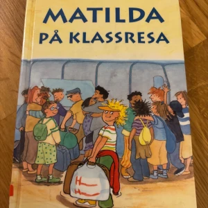 Matilda på klassresa - Följ med Matilda och hennes klass på ett spännande äventyr! Perfekt för dig som gillar roliga berättelser, vänskap och skolresor. Färgglada illustrationer och lättläst text gör boken extra kul för unga läsare.